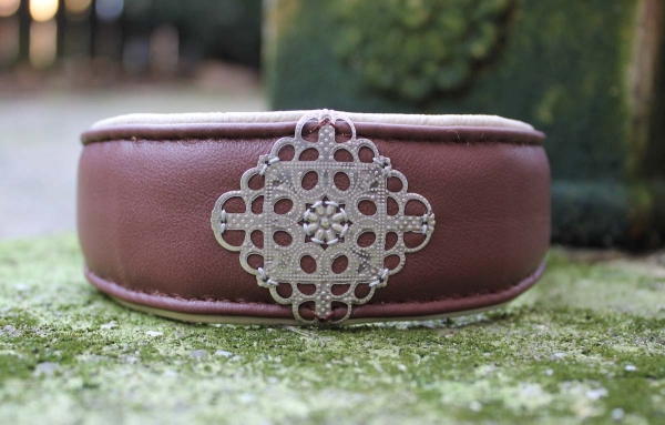 MA137 Collar with metall applique