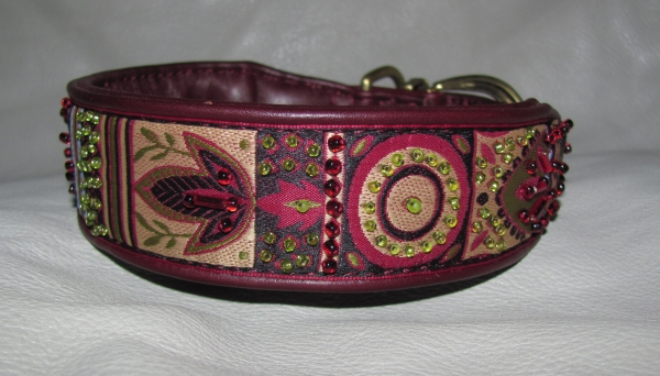 0686b Halsband ~Zariza~ bestickt dunkelrot